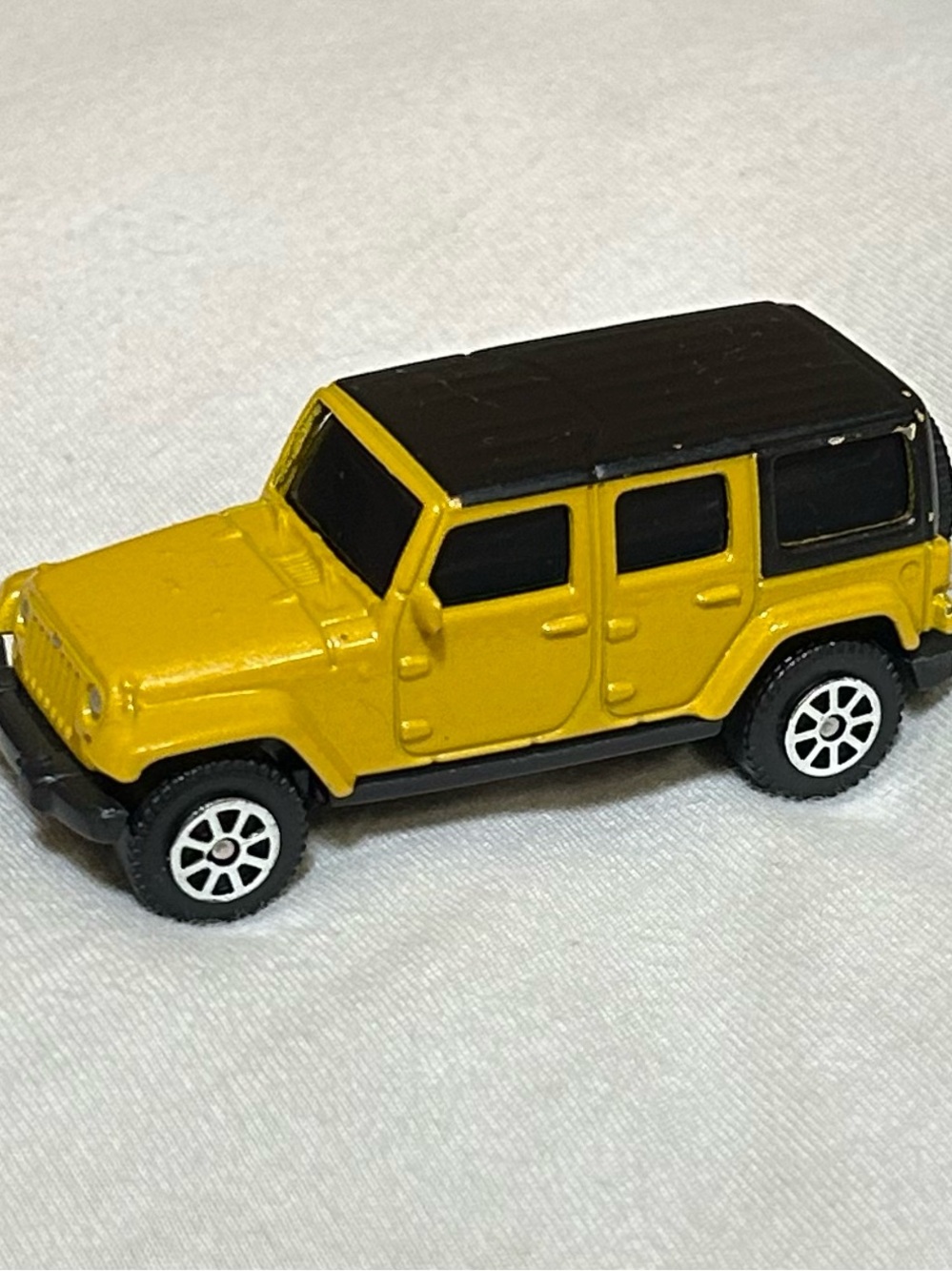 Maisto 2015 Jeep Wrangler Unlimited Yellow Black Hardtop 1/64 Diecast